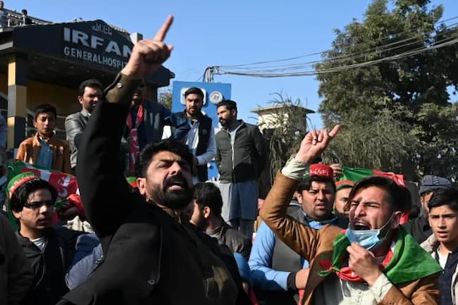 PTI supporters protest in Peshawar [Abdul Majeed/AFP]